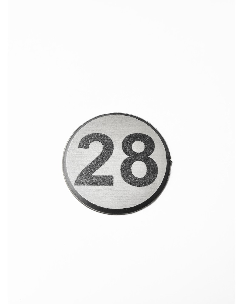 Цифра 28, сребрист кръг 4 см